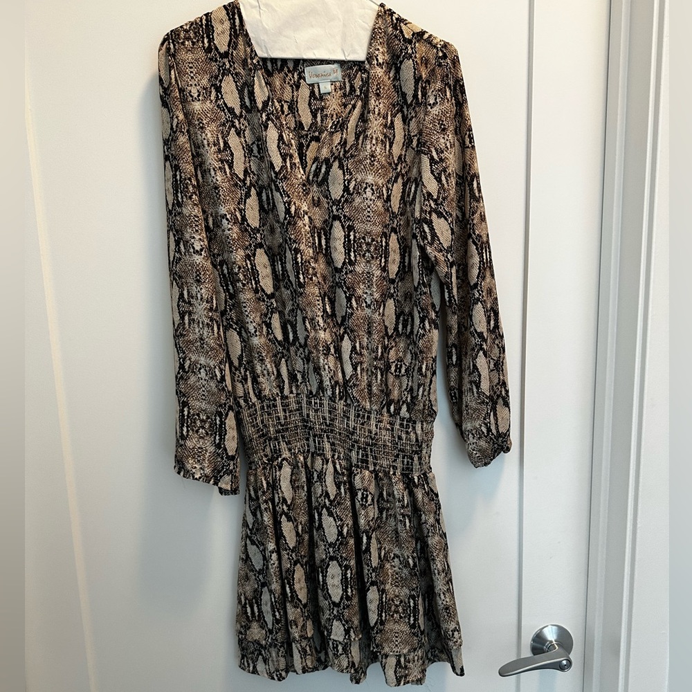 Long sleeve cinch waist mini dress